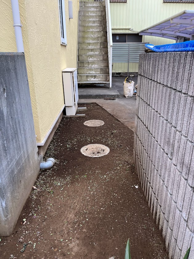 アパート敷地の防草シート・砂利敷き工事