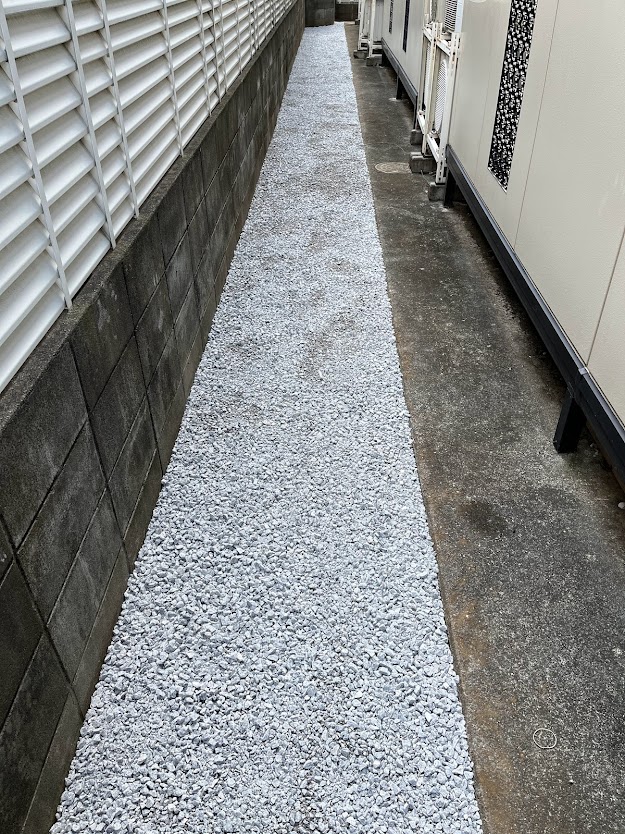 犬走りの防草シート・砂利敷き工事